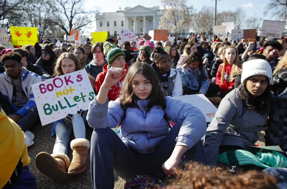 Học sinh, sinh viên Mỹ biểu tình trước Nhà Trắng phản đối bạo lực súng đạn. Ảnh: 680 News 