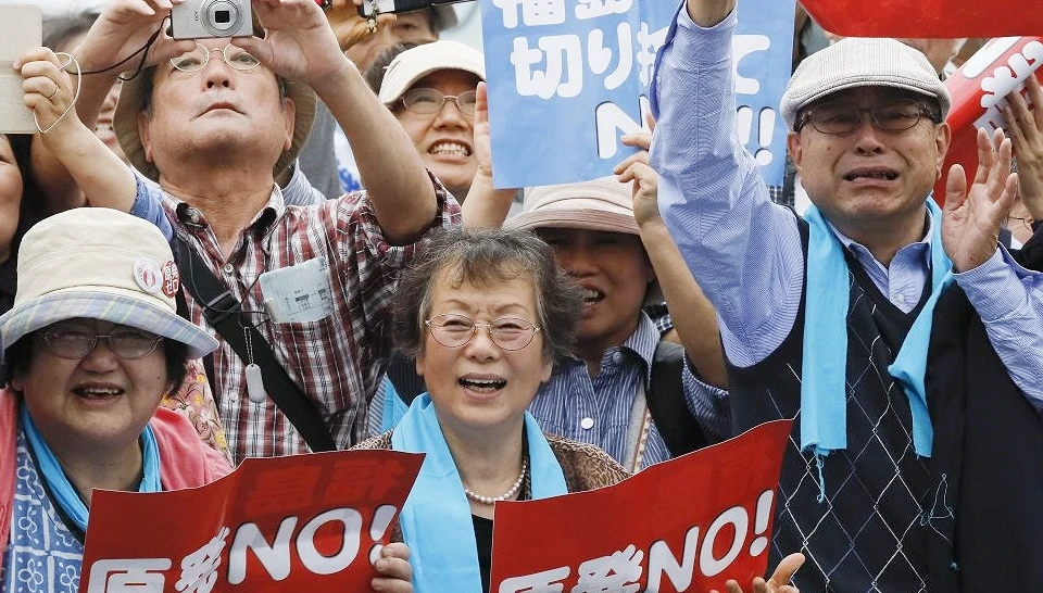 Các nạn nhân vui mừng sau một phán quyết của toà án quận Fukushima năm 2017. Ảnh: The Wall Street Journal
