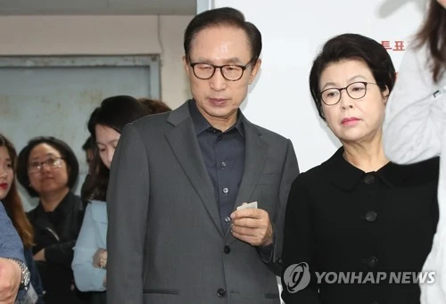 Vợ chồng cựu Tổng thống Lee Myung -bak. Ảnh: Yonhap
