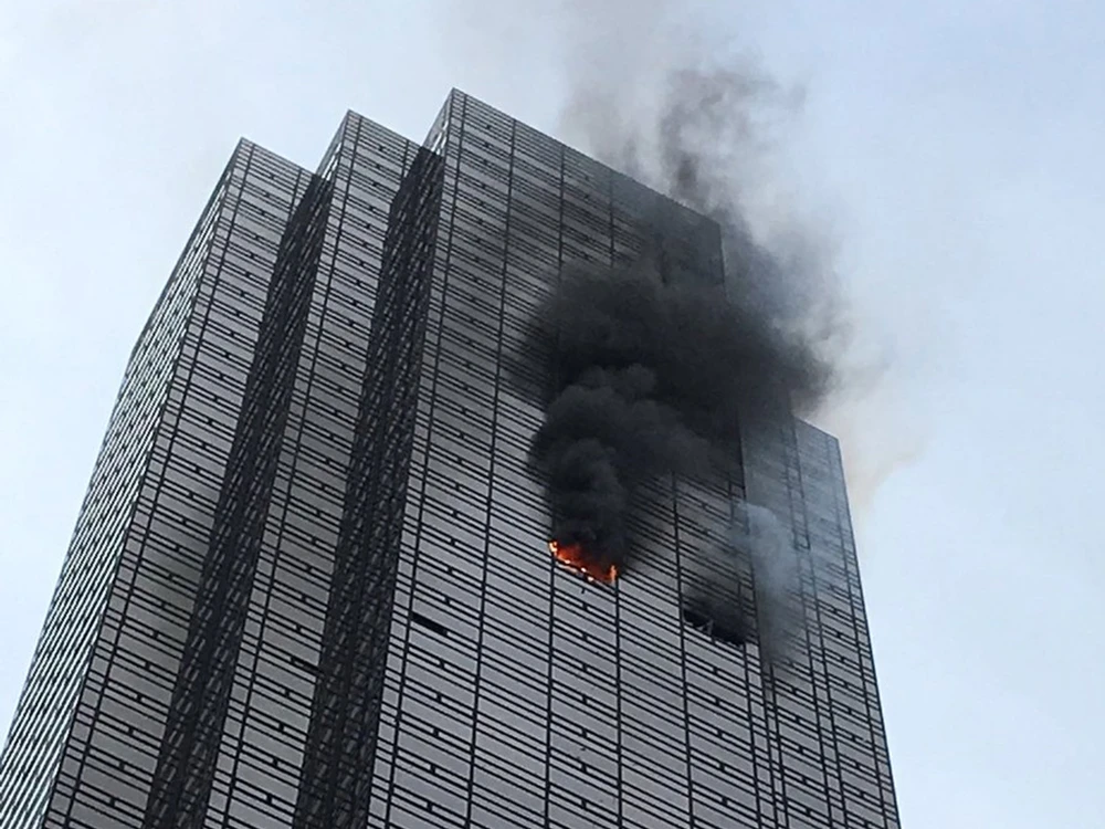 Lửa bùng phát trên tầng 50 của Tháp Trump ở ở quận Manhattan. Ảnh : INDIPENDENT