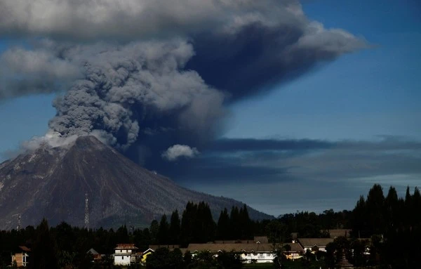 Núi lửa Merapi phun trào.Ảnh: eNCA