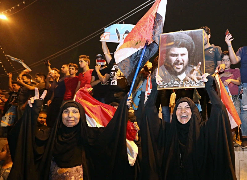 Người dân Iraq ủng hộ liên minh của giáo sĩ Hồi giáo dòng Shiite Moqtada al-Sadr sáng sớm ngày 14-5. Ảnh: AP