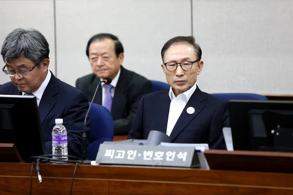 Ông Lee Myung - bak tại phiên toà ngày 23-5