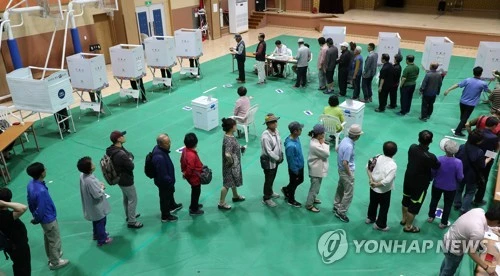Cử tri Hàn Quốc xếp hàng chờ bỏ phiếu ở Chuncheon, tỉnh Gangwon. Ảnh: Yonhap