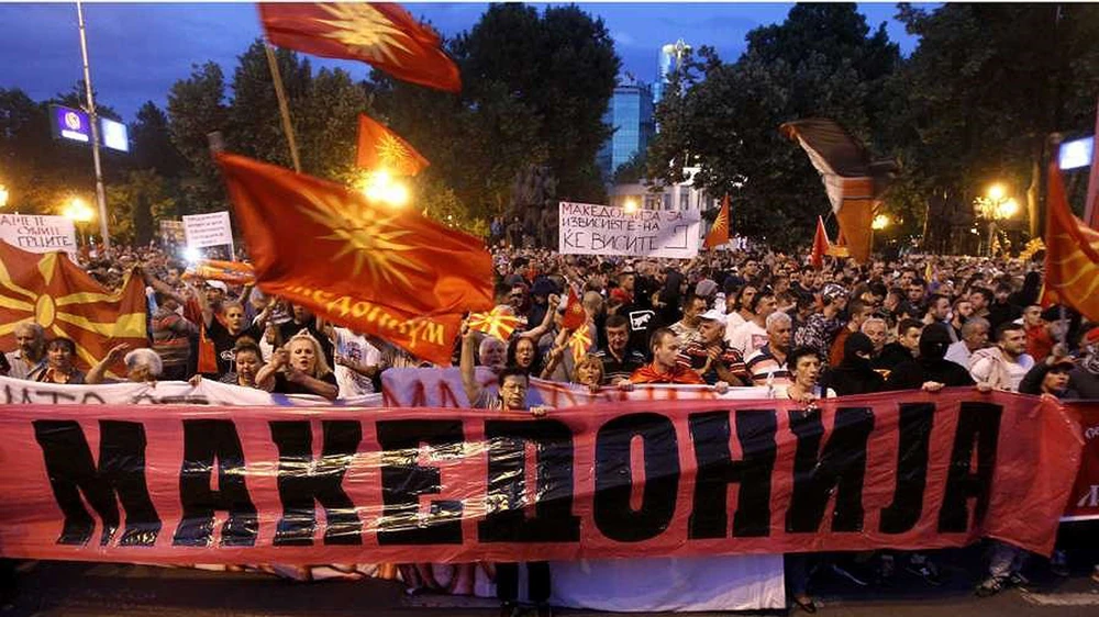 Biểu tình hòa bình bên ngoài trụ sở quốc hội ở thủ đô Skopje của Macedonia nhằm phản đối thỏa thuận. Ảnh: Houston Chronicle