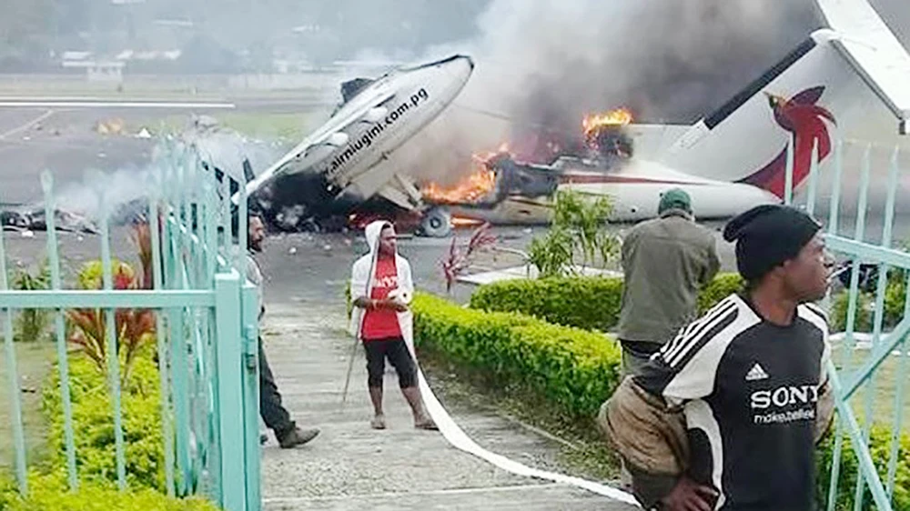 Máy bay chở khách của hãng hàng không quốc gia tại sân bay Mendi bị phá hủy tuần trước. Ảnh: Asia Pacific Report
