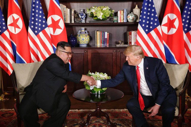 Nhà lãnh đạo Triều Tiên Kim Jong-un (phải) và Tổng thống Mỹ Donald Trump tại hội nghị thượng đỉnh lịch sử Mỹ - Triều hôm 12-6 tại Singapore. Ảnh: Straits Times