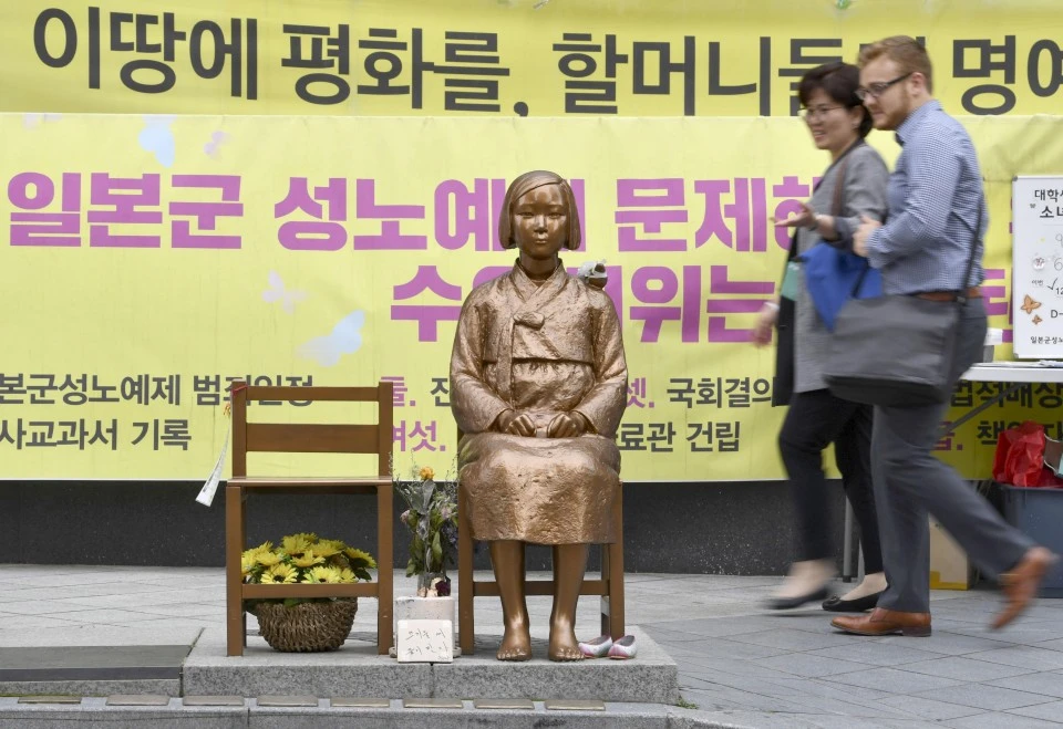 Biểu tượng "phụ nữ mua vui" gần Đại sứ quán Nhật Bản ở thủ đô Seoul, Hàn Quốc. Ảnh: Kyodo