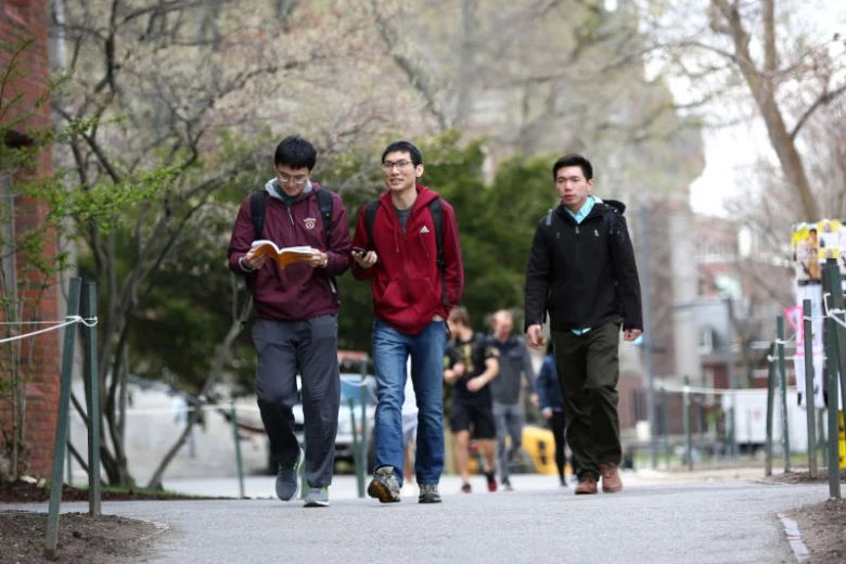 Sinh viên gốc Á tại Đại học Harvard. Ảnh: NY Times