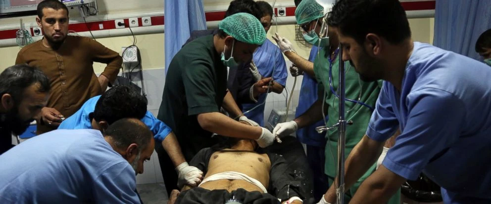 Cấp cứu người bị thương trong vụ đánh bom ngày 21-10. Ảnh: ABC News