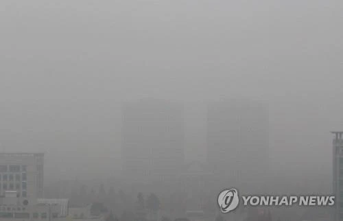 Thành phố Seoul khuất trong màn bụi. Ảnh: Yonhap