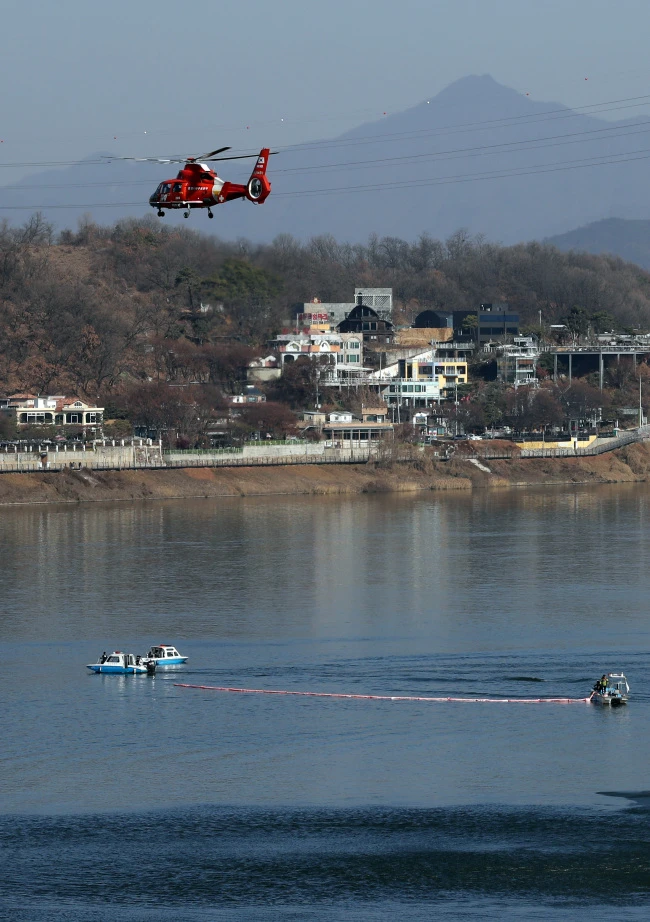 Cứu người bị nạn trên sông Hàn. Ảnh: YONHAP