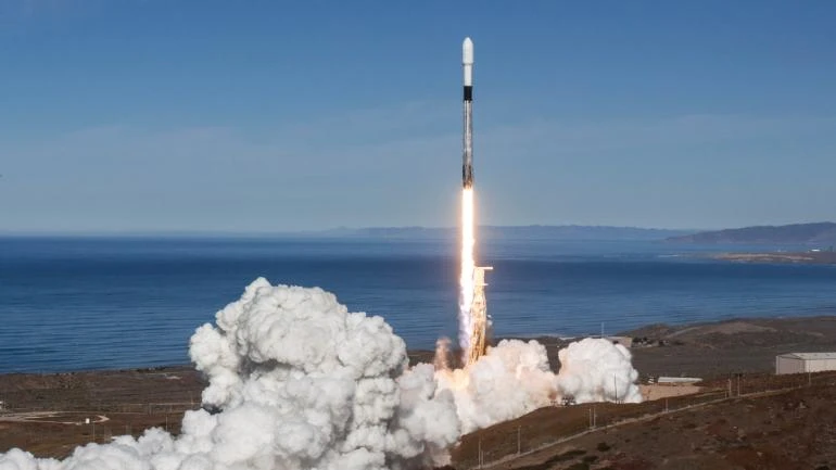  Tên lửa Falcon 9 rời bệ phóng để đưa cùng lúc 64 vệ tinh lên vũ trụ. Ảnh: SpaceX