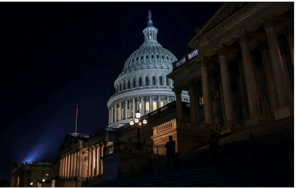 Tòa nhà Quốc hội Mỹ đêm 1-6 khi Thượng viện bỏ phiếu thông qua dự luật nợ trần để tránh thảm họa vỡ nợ đầu tiên trong lịch sử nước này. Ảnh: REUTERS