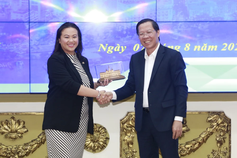 Đồng chí Phan Văn Mãi tiếp bà Sheng Thao, Thị trưởng thành phố Oakland, bang California, Hoa Kỳ, đang trong chuyến thăm, làm việc tại Thành phố Hồ Chí Minh. Ảnh: VIỆT DŨNG 