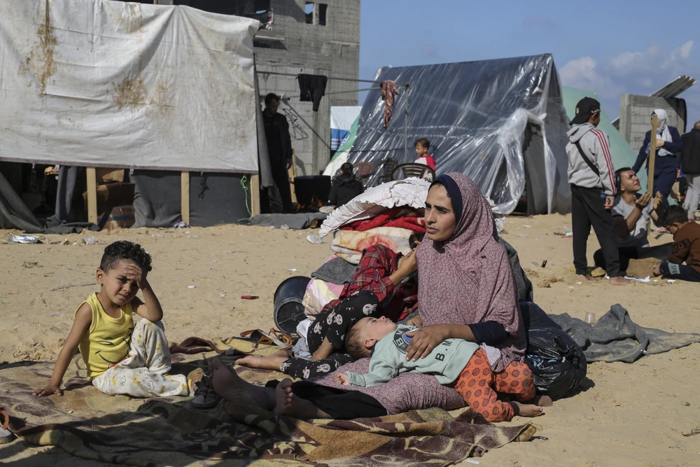 Người Palestine ở Gaza chạy lánh nạn đến Rafah. Ảnh: AP