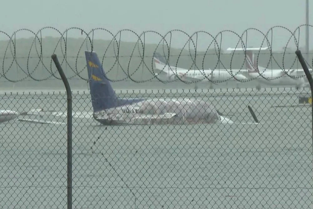 Máy bay ở sân bay Cairns chìm trong nước lũ. Ảnh: Stuff