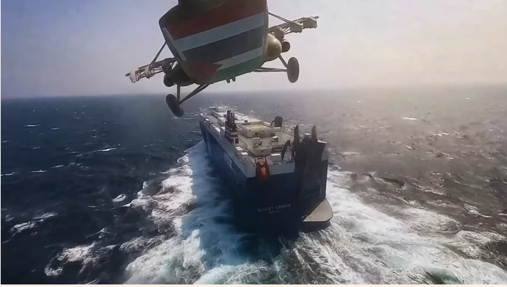 Bức ảnh do lực lượng Houthi công bố cho thấy một chiếc trực thăng đang tiếp cận tàu chở hàng 'Galaxy Leader' ở Biển Đỏ vào tháng trước, ngay trước khi bị nhóm này chiếm giữ. 