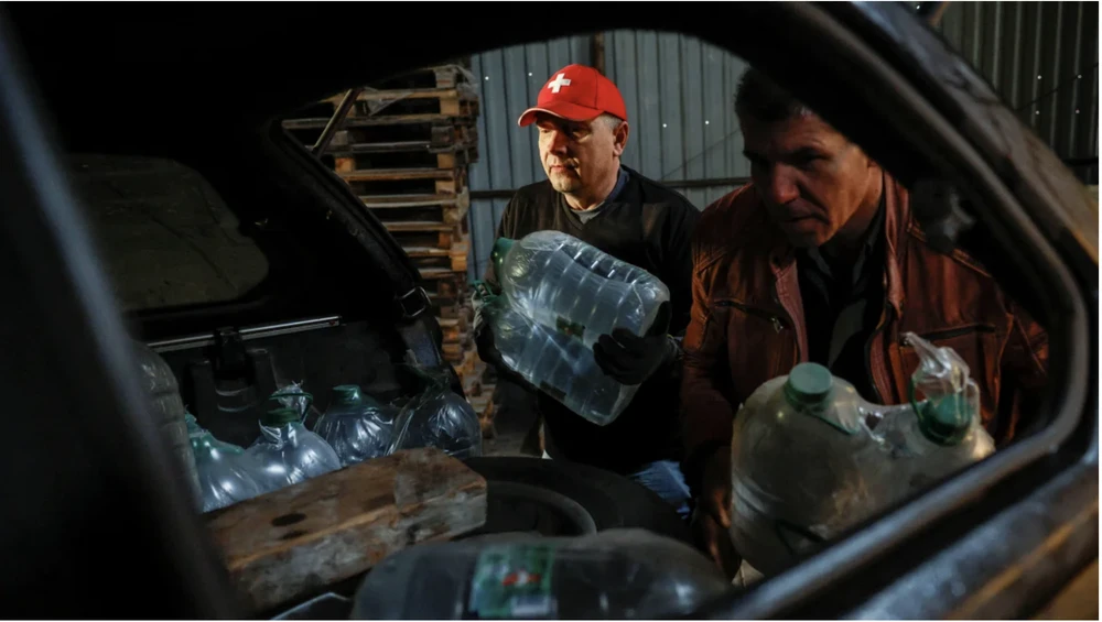 Tình nguyện viên chất hàng viện trợ cho cư dân khu vực Chasiv Yar, Ukraine. Ảnh: CNN