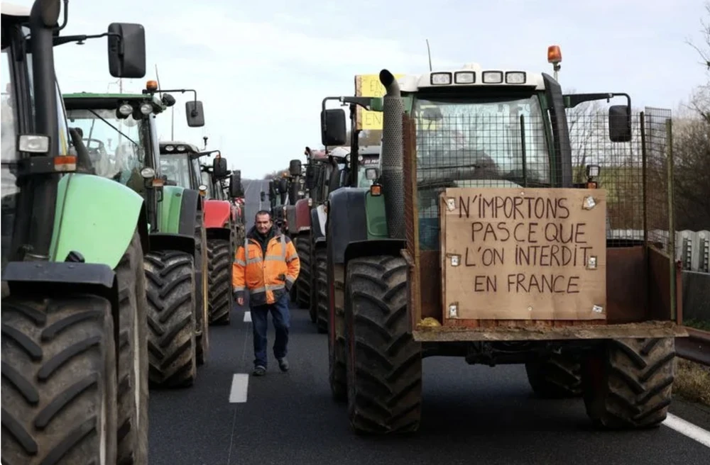 Nông dân Pháp sẵn sàng chờ tiến vào thủ đô Paris. Ảnh: YAHOO NEWS