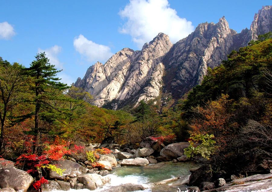 Khu du lịch quốc tế núi Kumgang từng là biểu tượng của sự hợp tác giữa hai miền Triều Tiên. Ảnh : NK News