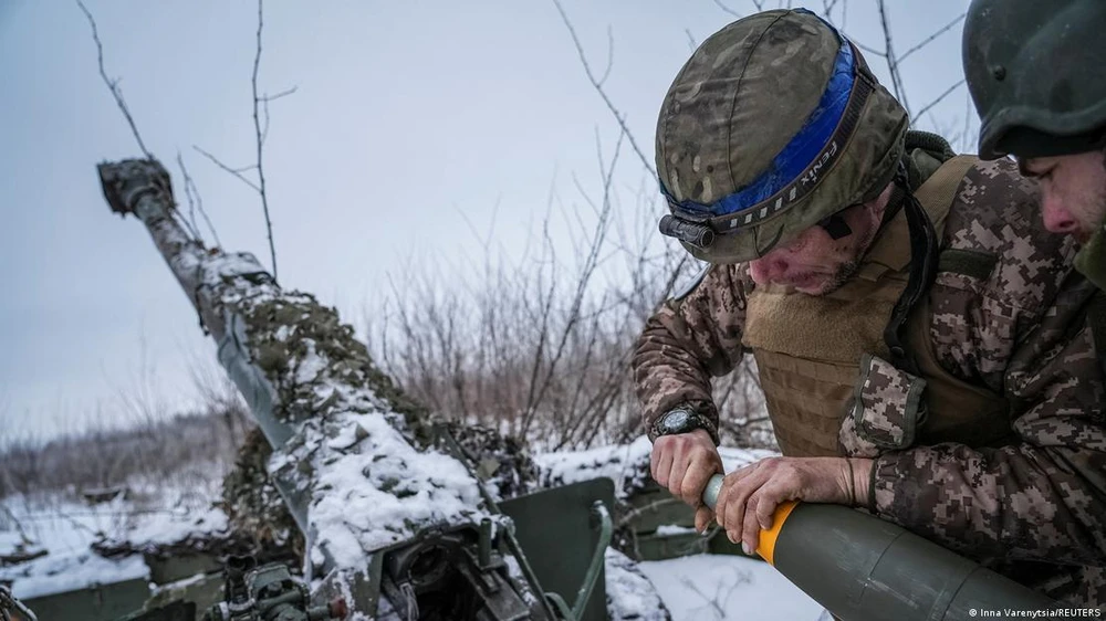 Binh sĩ Ukraine đang chuẩn bị đạn dược. Ảnh : DW