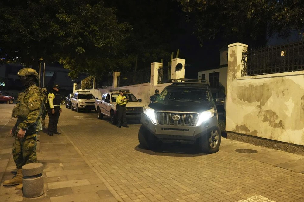 Lực lượng an ninh Ecuador đã tấn công Đại sứ quán Mexico tại Quito và bắt giữ cựu Phó Tổng thống Jorge Glas. Ảnh: THE GAZETTE