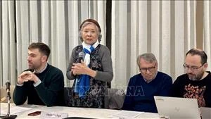 Bà Trần Tố Nga cùng các luật sư tại cuộc họp báo ngày 25-5. Ảnh : TTXVN