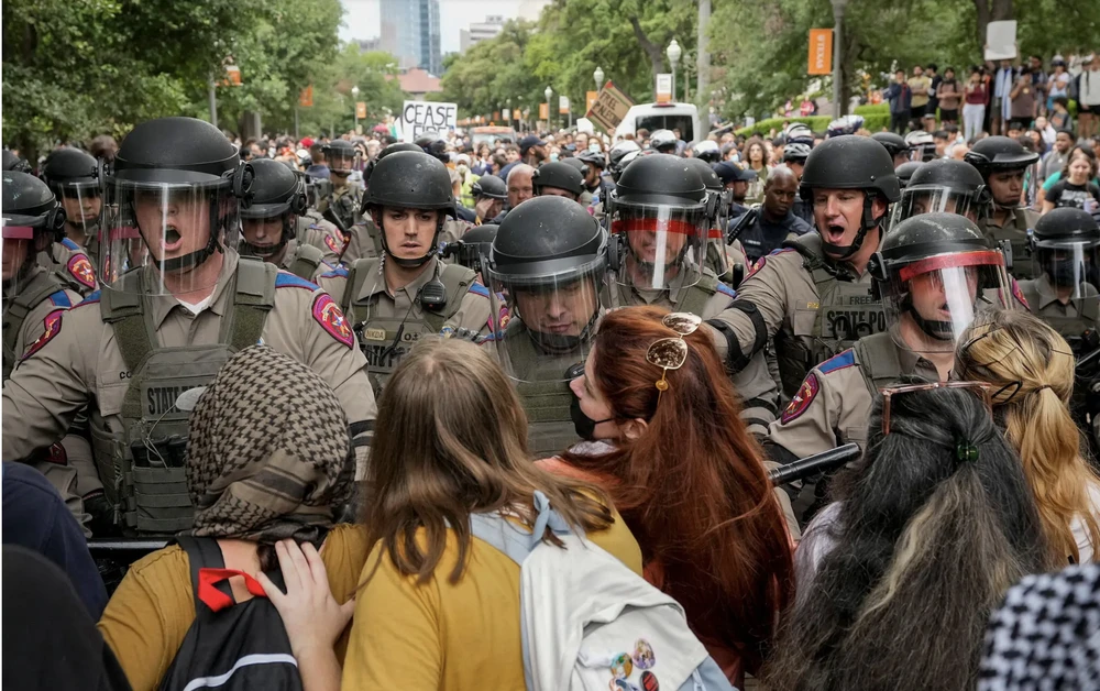 Cảnh sát can thiệp cuộc biểu tình ủng hộ Palestine tại trường Đại học Texas ở Austin. Ảnh: USA TODAY 