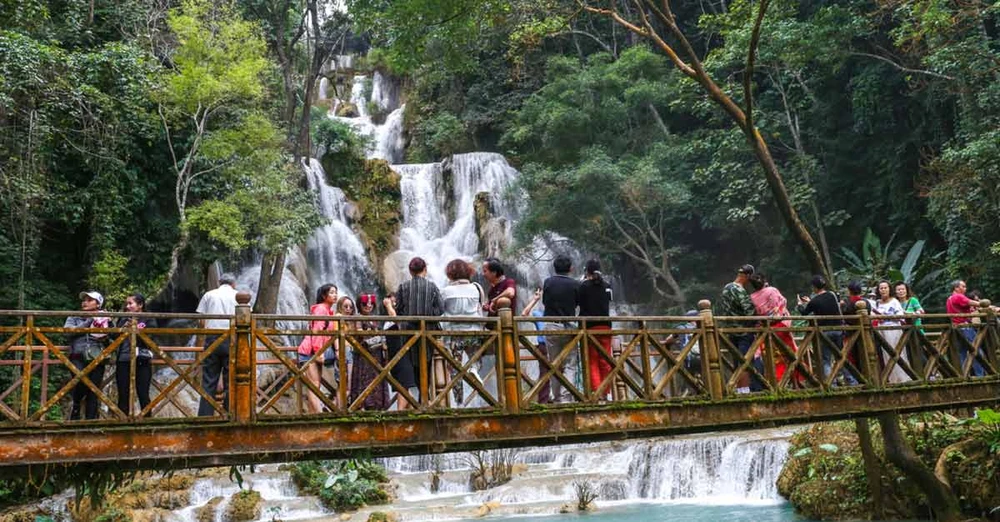 Du khách tham quan thác Kuangsi ở Luang Prabang. Ảnh: Laotian Times