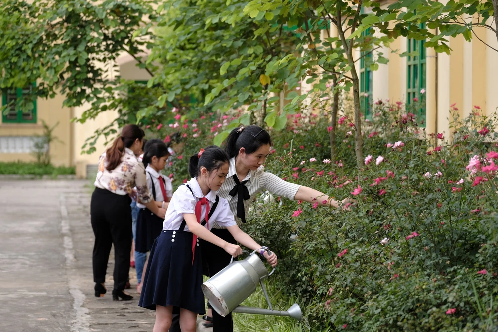 Các em học sinh chăm sóc vườn cây được “Quỹ 1 triệu cây xanh cho Việt Nam” trao tặng, học cách phân biệt các loại cây, tìm hiểu lợi ích của cây với môi trường và cuộc sống.