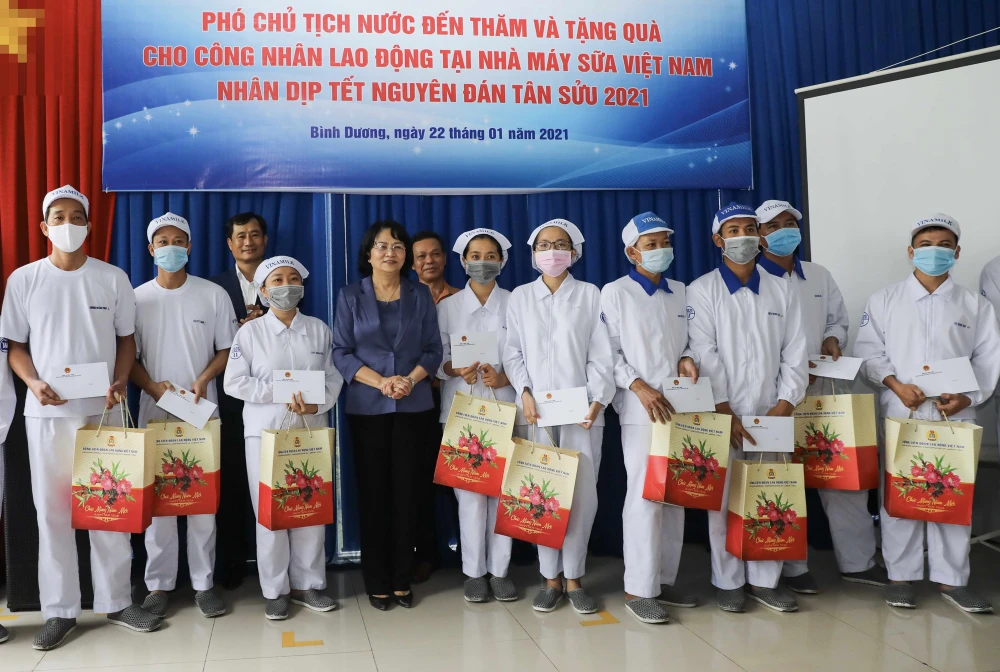 Phó Chủ tịch nước Đặng Thị Ngọc Thịnh trao quà Tết cho người lao động và con em của nhân viên Nhà máy sữa Vinamilk tại Bình Dương
