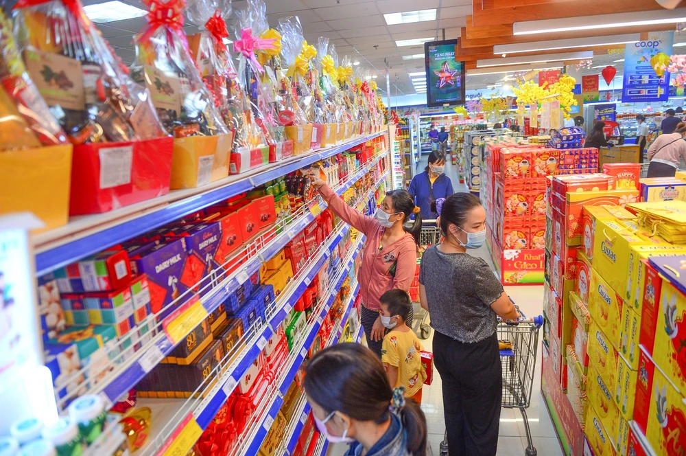 Saigon Co.op tung ra thị trường hàng ngàn mặt hàng giảm giá mạnh để hỗ trợ người dân mua sắm tết. 