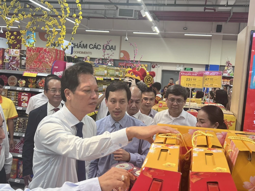 Lãnh đạo tỉnh Tiền Giang và Saigon Co.op tham quan siêu thị Co.op Cái Bè tại tỉnh Tiền Giang
