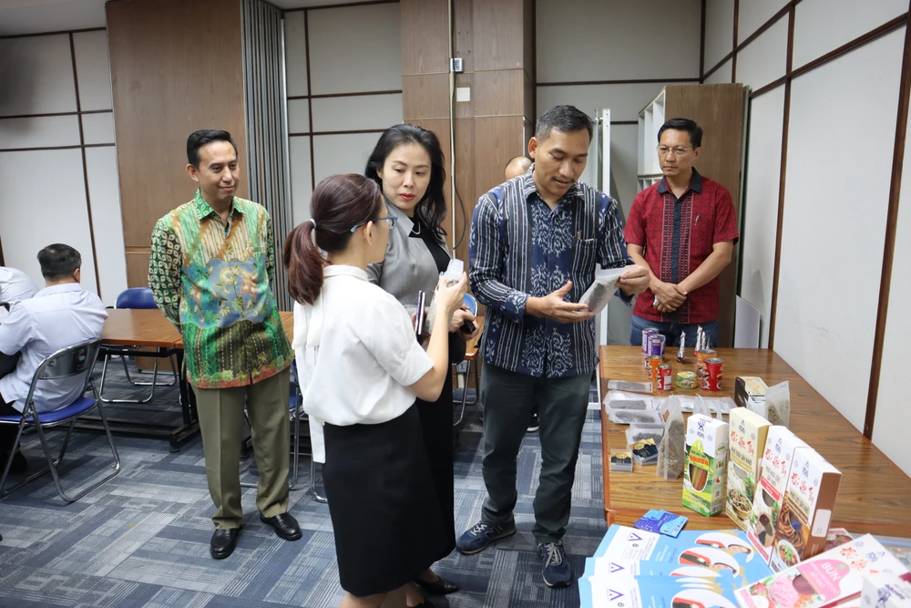 Doanh nghiệp Indonesia tìm hiểu sản phẩm của doanh nghiệp Việt Nam