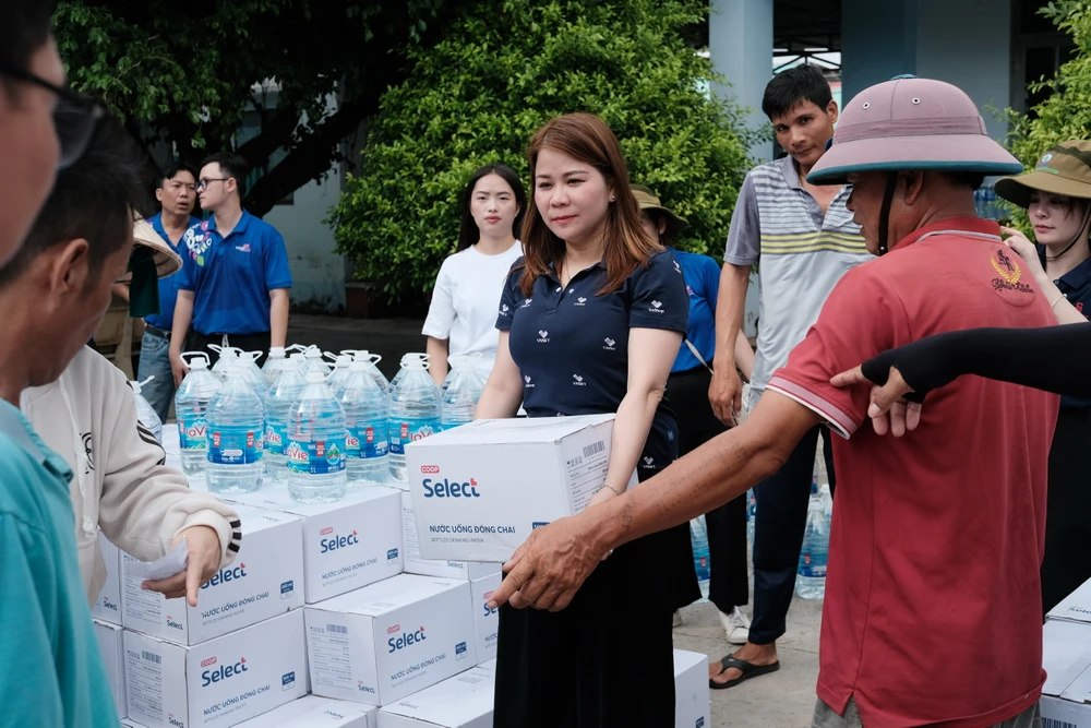 Saigon Co.op tặng nước uống cho người dân tỉnh Tiền Giang