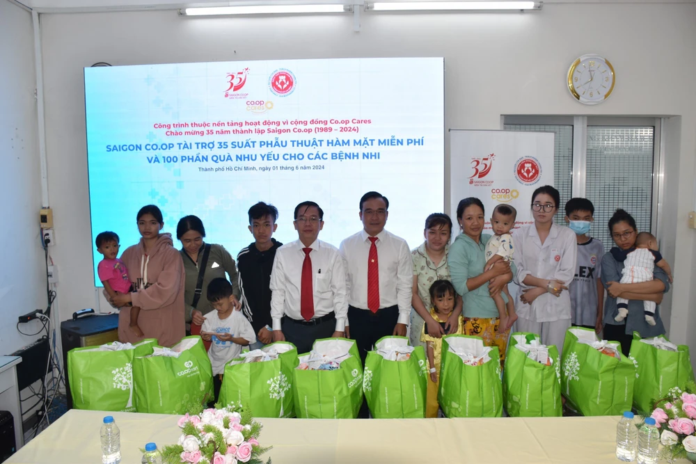 Saigon Co.op tặng 100 phần quà nhu yếu phẩm cho các bệnh nhi tại Bệnh viện Răng hàm mặt TPHCM