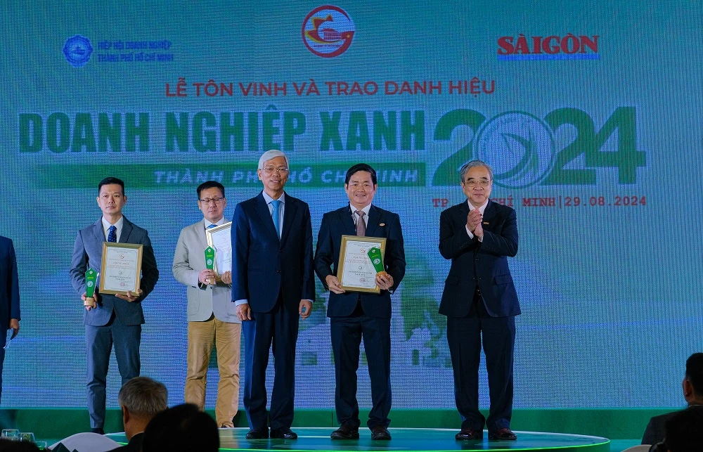 Ông Lâm Quốc Thanh, Tổng giám đốc SATRA (giữa) nhận danh hiệu "Doanh nghiệp xanh TPHCM" năm 2024