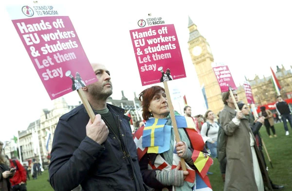Những người biểu tình chống Brexit trước tòa nhà Quốc hội Anh ngày 13-3. Ảnh: Reuters