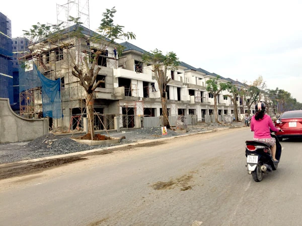 Một dự án nhà phố, biệt thự đang phát triển trên địa bàn quận 9. Ảnh: Minh Tuấn