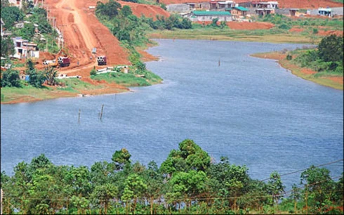 Do nguồn nước ngầm bị cạn kiệt nên nhiều hồ trữ nước trên địa bàn tỉnh Đắk Nông đang cạn dần