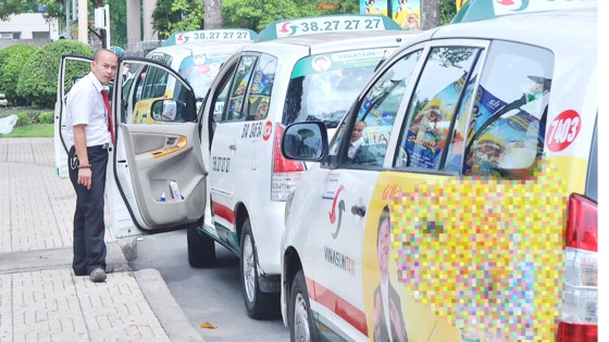 Xe taxi hoạt động tại TPHCM. Ảnh: CAO THĂNG