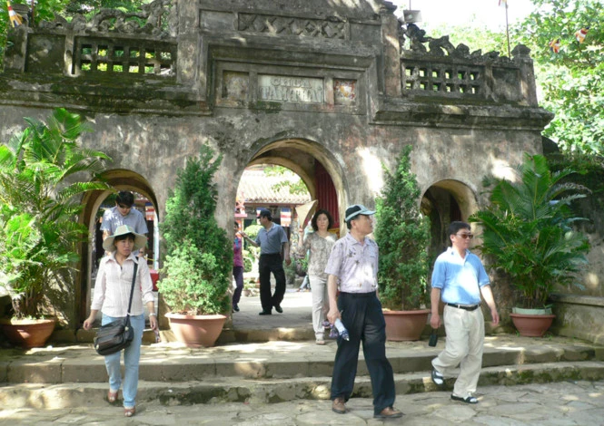 Du khách Hàn Quốc, Trung Quốc tham quan chùa Tam Thai ở danh thắng Ngũ Hành Sơn