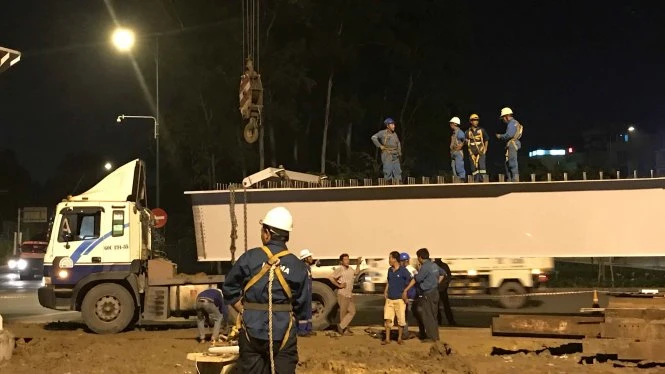 Đơn vị thi công lắp dầm thép đầu tiên cho cầu vượt Nguyễn Thái Sơn - Nguyễn Kiệm 