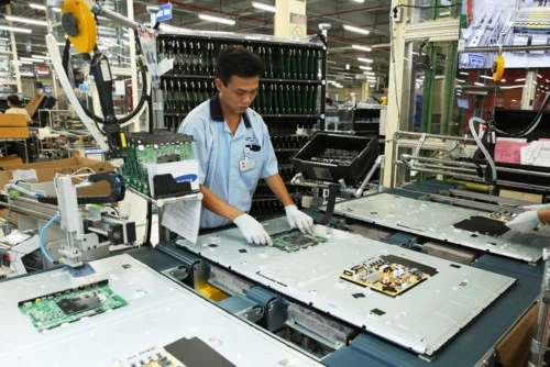 Công nhân trong nhà máy sản xuất TV Samsung tại TP.HCM