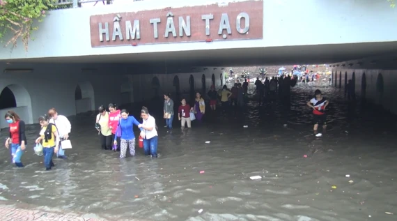 Sau cơn mưa ngày 15-5-2017 hầm chui Tân Tạo thành hồ. Ảnh: Chí Thạnh