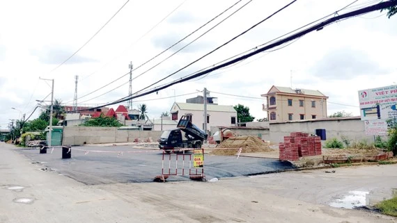 Một nền đất trên đường Bưng Ông Thoàn (phường Phú Hữu, quận 9) đang được làm hạ tầng. Ảnh: THANH HẢI
