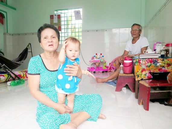 Vợ chồng ông Phạm Văn Nghĩa, bà Lê Thị Bông (cùng 69 tuổi, ngụ tại huyện Nhà Bè) là hộ duy nhất trong huyện vừa thoát khỏi diện đặc biệt khó khăn nhờ được hỗ trợ xây nhà