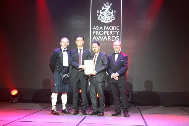 Ông Chu Chee Kwang – CEO và ông Nguyễn Minh Quang - Giám đốc Kinh Doanh & Tiếp thị CTCP Đầu tư Nam Long nhận giải thưởng.