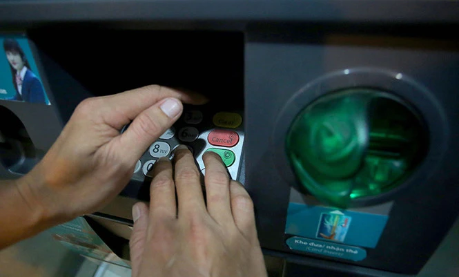 Chủ thẻ cần quan sát máy ATM có thiết bị lạ hay không trước khi thực hiện giao dịch